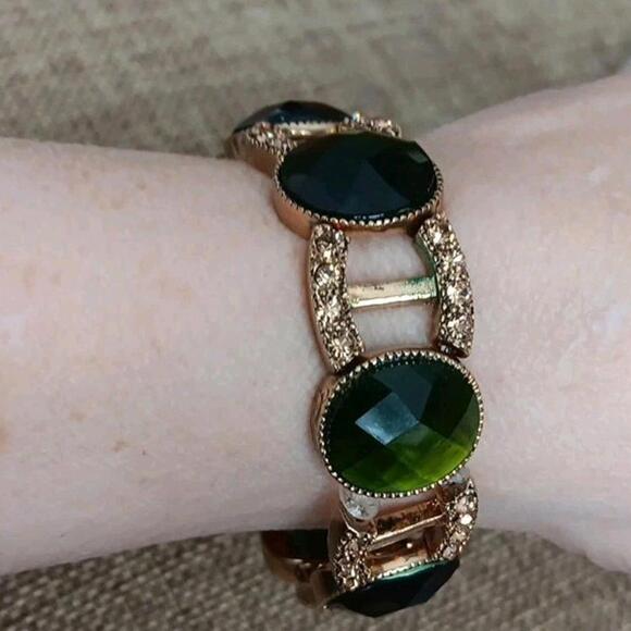 Monet Green Cabochon W/ Clear Rhinestones Signed Stretch Bracelet - Picture 6 of 7